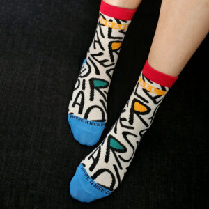 גרבי כותנה טקסט רקע צבעוני