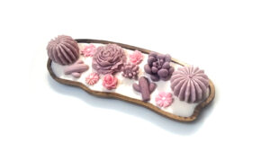 משטח מעץ עם נרות ריחניים אורך 27 ס"מ